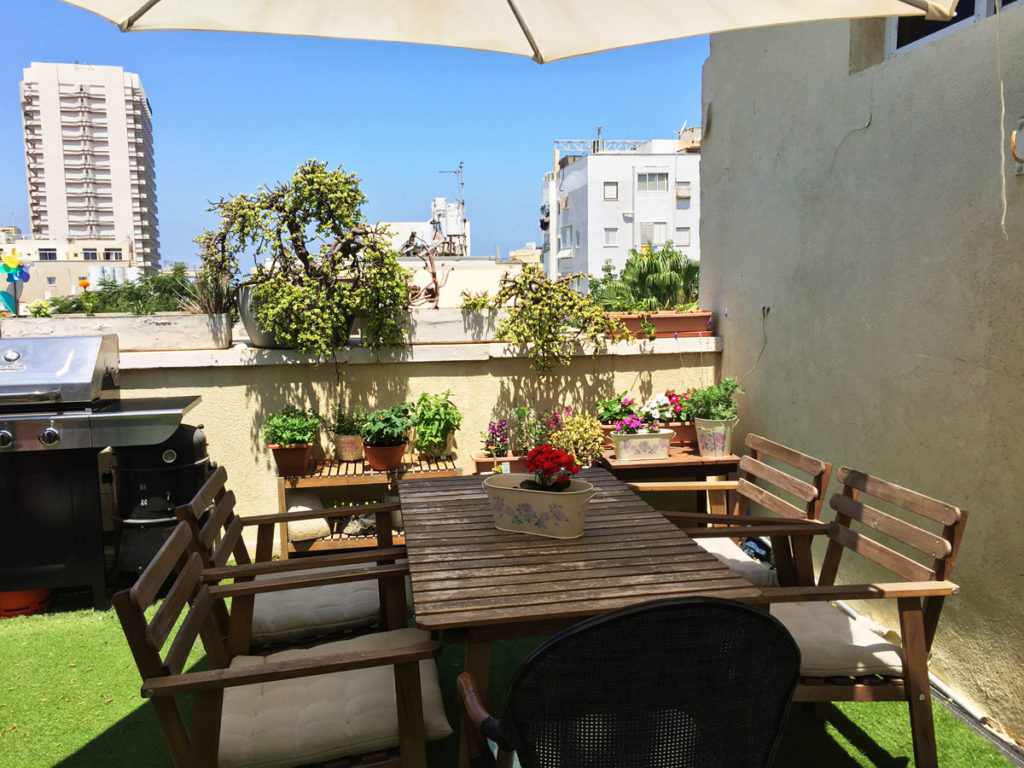 A rooftop apartment, with a private terrace in a typical, 1950’s apartment building in Central Tel Aviv. Photo by Su Casa Tel Aviv Real Estate. All Rights Reserved.