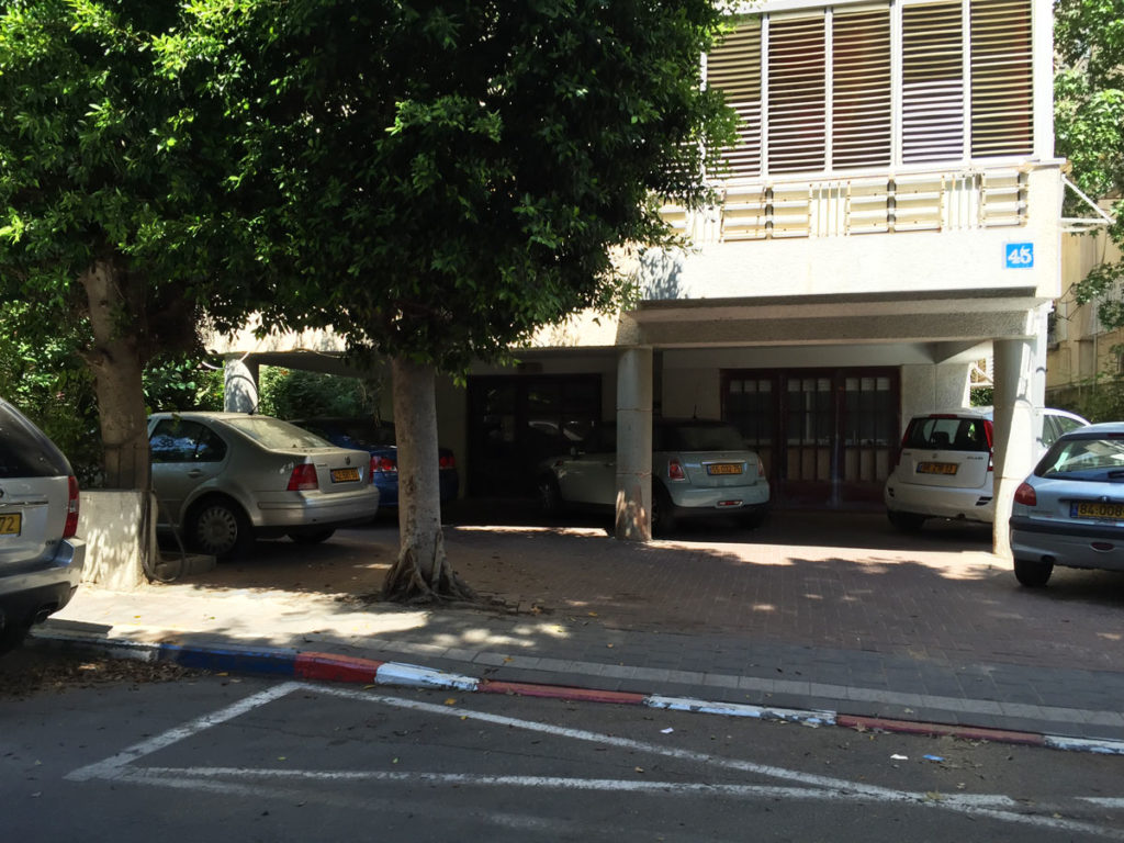 Shared parking. The “first-come-first-serve” rule in an apartment building in Central Tel Aviv. Photo by Su Casa Tel Aviv Real Estate. All Rights Reserved.