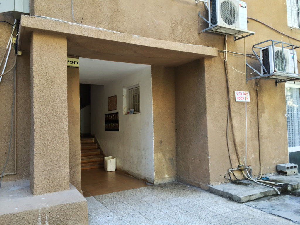 An apartment building in Central Tel Aviv. Shocking, but there are quite a lot of buildings that come without an entrance door. Photo by Su Casa Tel Aviv Real Estate. All Rights Reserved.