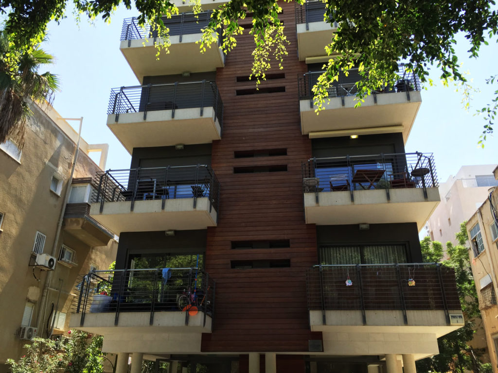 A new apartment building in Central Tel Aviv. Sun balconies are the most noticeable feature. Photo by Su Casa Tel Aviv Real Estate. All Rights Reserved.