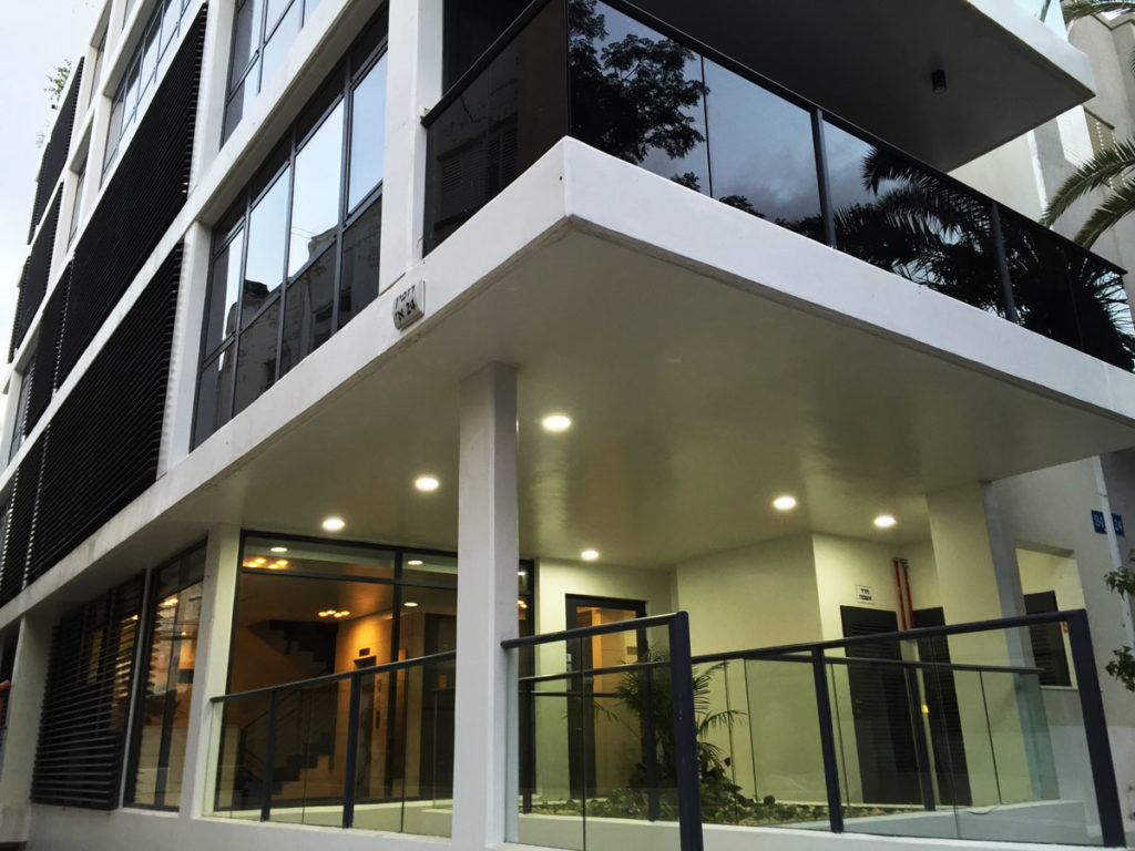 Modern entrance lobby with an elevator in an apartment building in Lev Ha’ir neighborhood, Tel Aviv. Photo by Su Casa Tel Aviv Real Estate. All Rights Reserved.