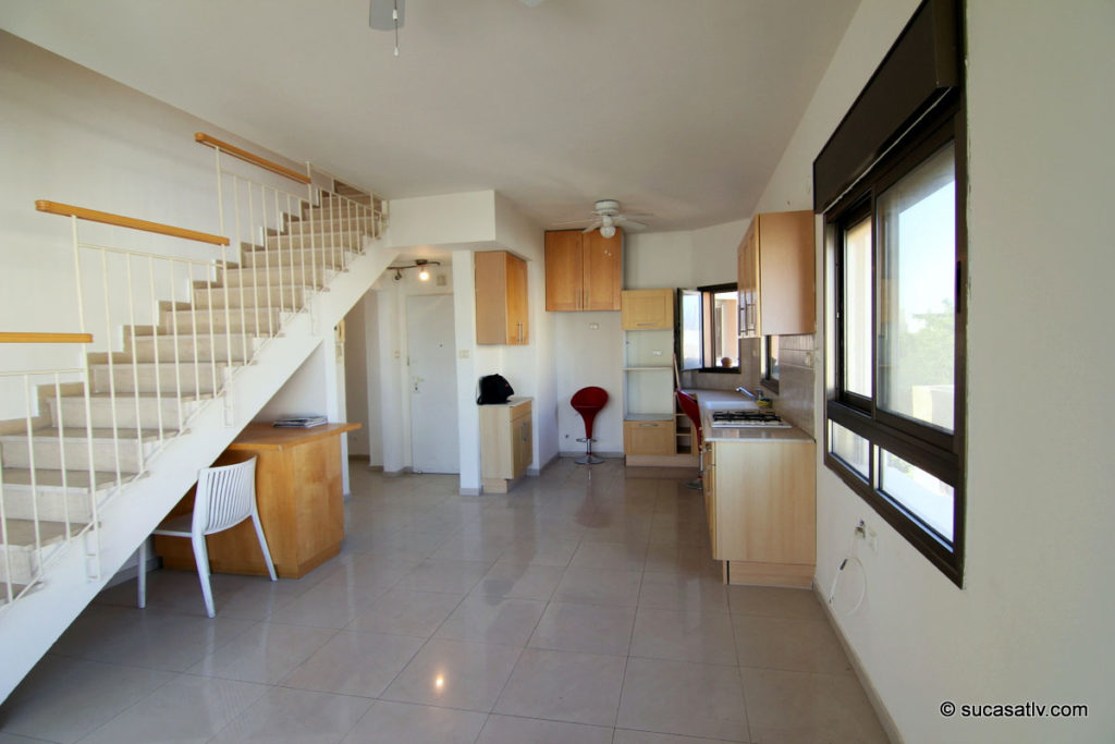 A duplex-penthouse in Central Tel Aviv in an apartment building built in the early 1990’s. Photo by Su Casa Tel Aviv Real Estate. All Rights Reserved. 