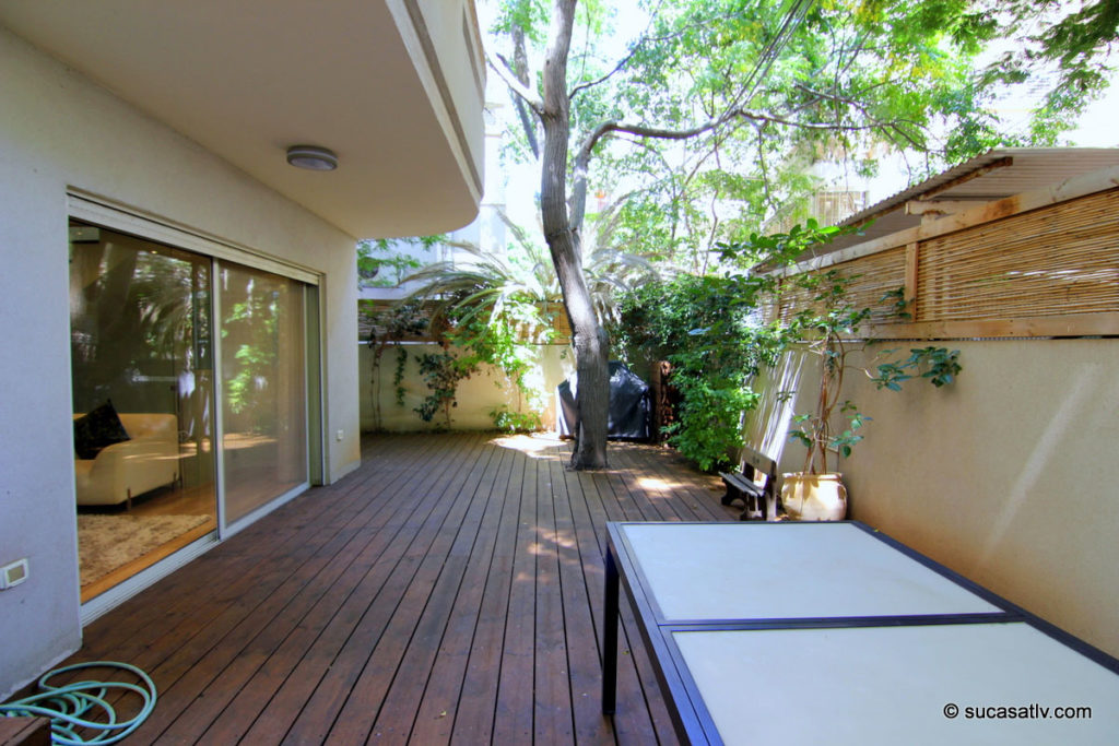 Country living in the heart of the city: a renovated garden apartment in a new apartment building in Central Tel Aviv. Photo by Su Casa Tel Aviv Real Estate. All Rights Reserved.