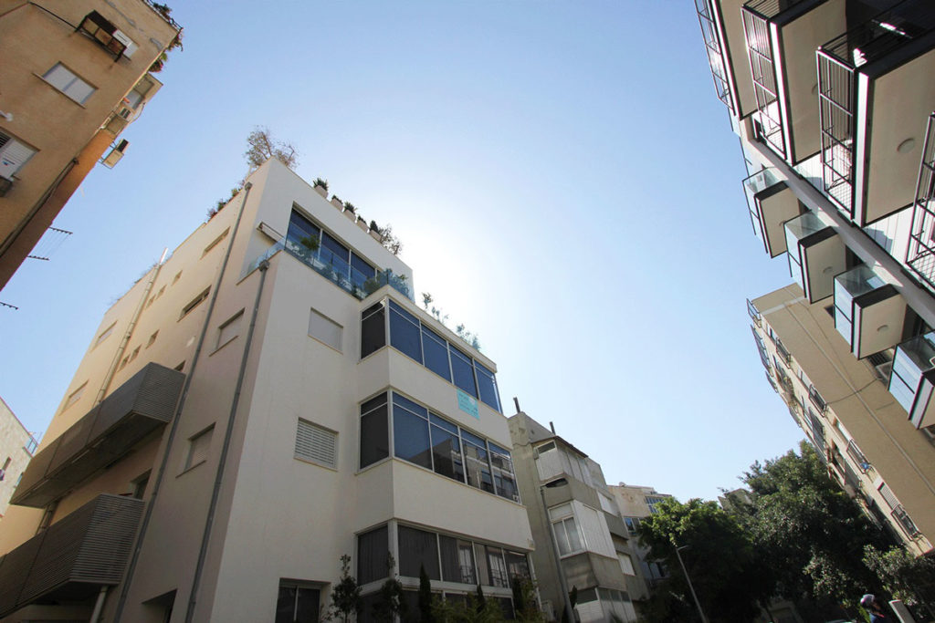 A renovated building that underwent Tama 38 in Central Tel Aviv, adding an elevator, MAMAD and two additional floors to the building, allowing for a Duplex-Penthouse to be built. 