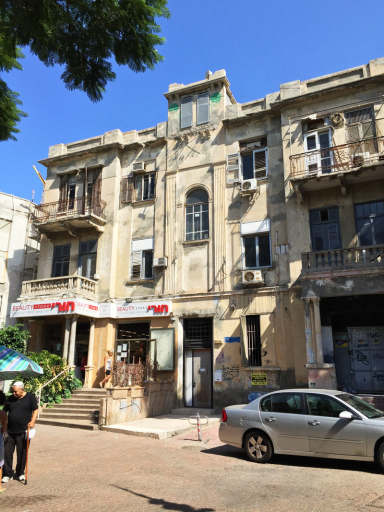 A rundown eclectic style building on Nahalat Binyamin St., Tel Aviv. Photo by Su Casa Tel Aviv Real Estate. All Rights Reserved. 