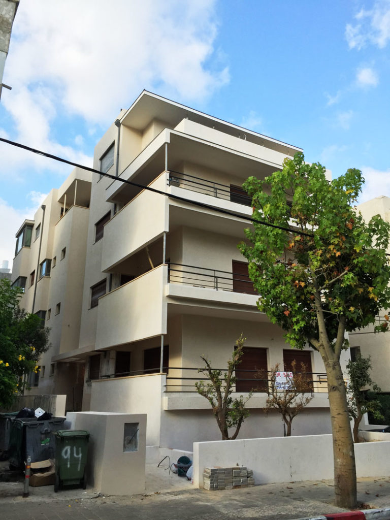 Renovated Bauhaus building on Gordon Street, Tel Aviv. Retaining it’s original look and facade. Photo by Su Casa Tel Aviv Real Estate. All Rights Reserved. 