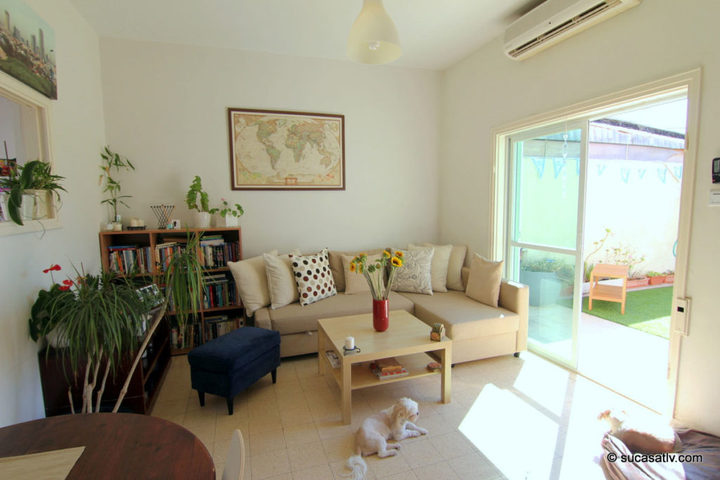 A rooftop apartment in a typical, 1950’s apartment building in Central tel Aviv. Photo by Su Casa Tel Aviv Real Estate. All Rights Reserved.