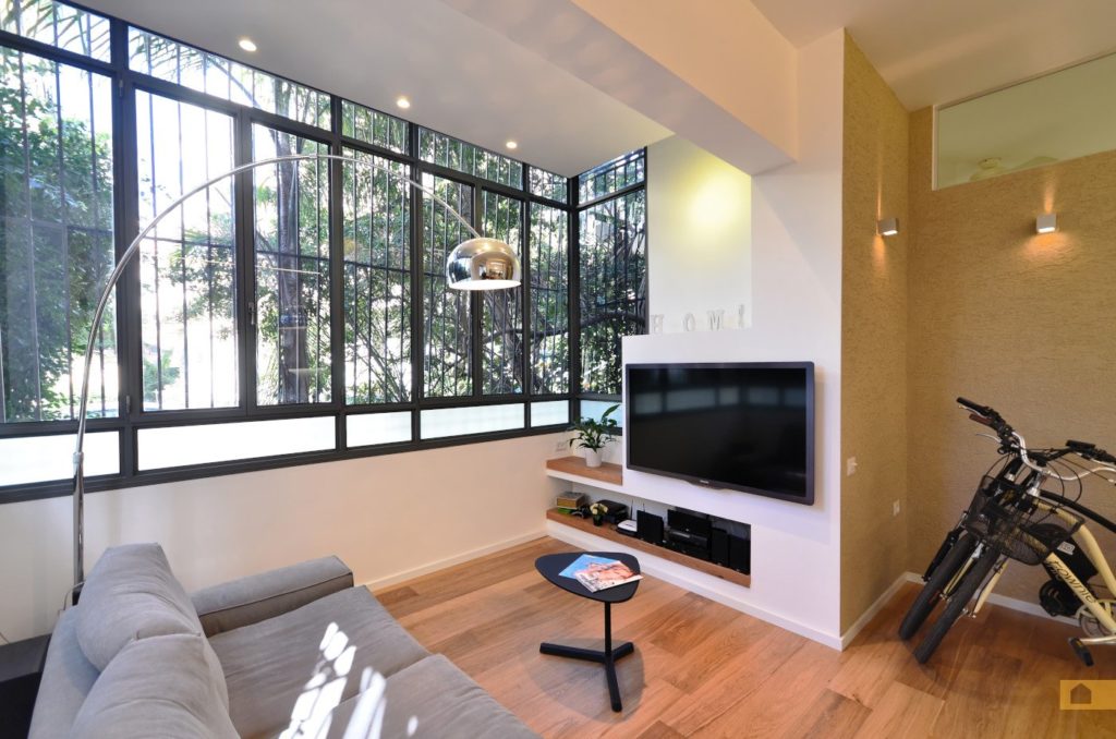 A closed balcony in a modern-renovated apartment with high ceilings in Central Tel Aviv. Photo by Su Casa Tel Aviv Real Estate. All Rights Reserved.